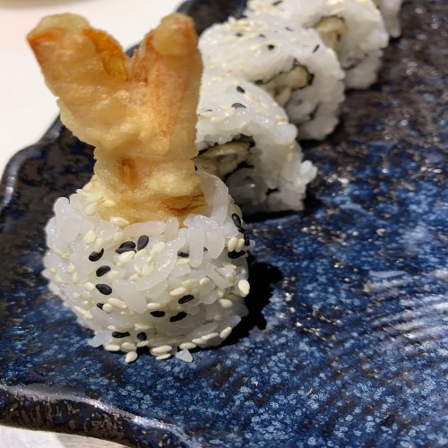 Maki con tempura de langostino